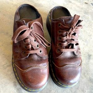 Women’s shoes. Size 7. But I think these are a men’s size. Fit larger.